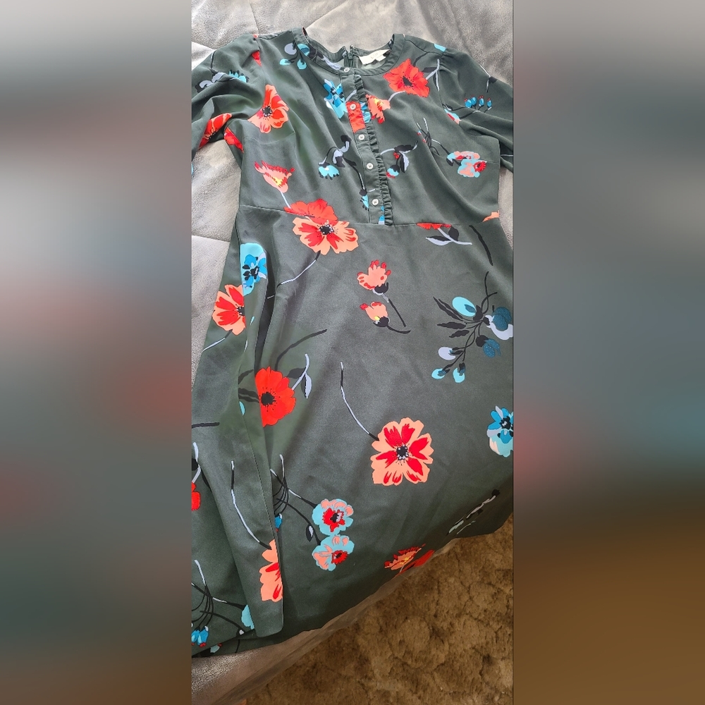 Loft size 10 green and floral short dress with long sleeves